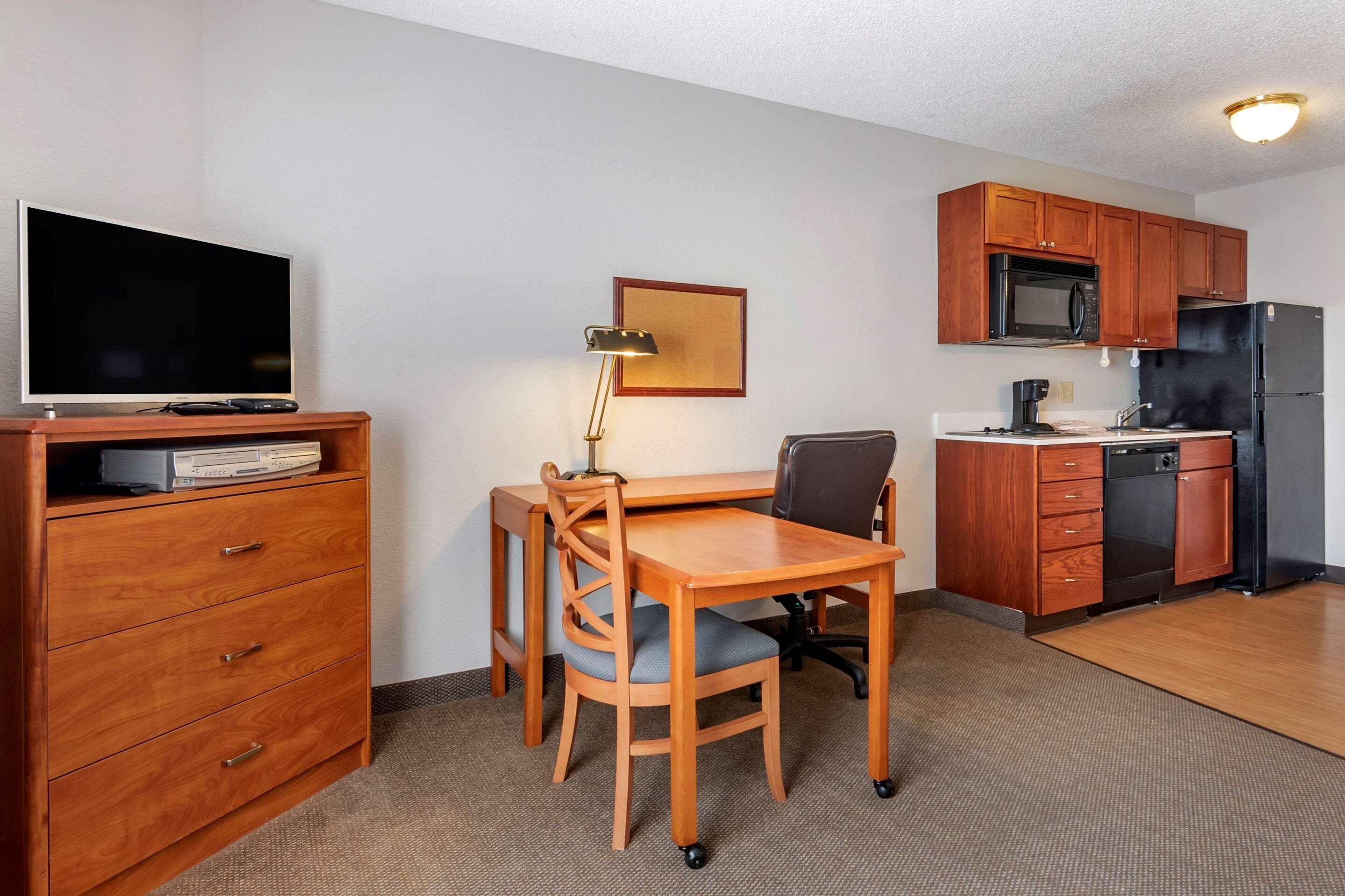 Mainstay Suites Емпория Екстериор снимка