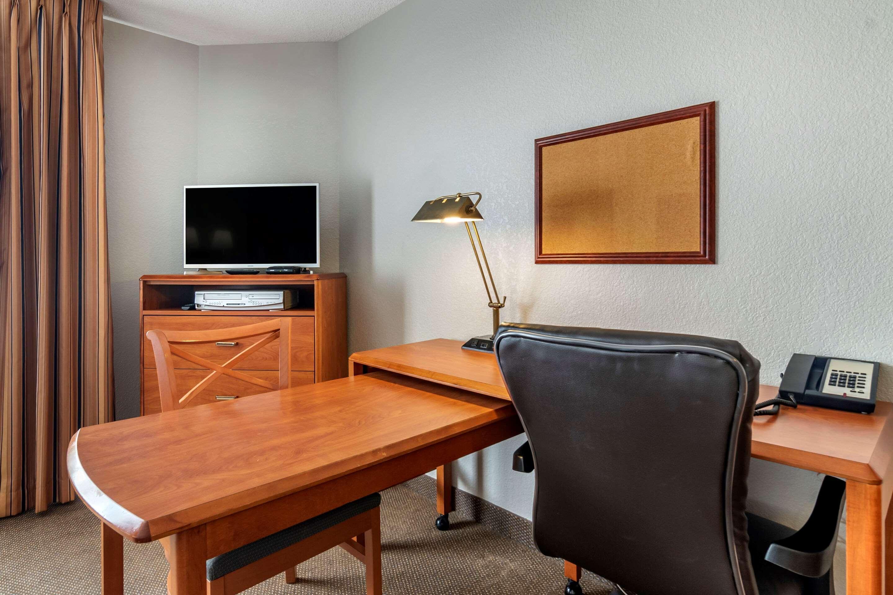 Mainstay Suites Емпория Екстериор снимка