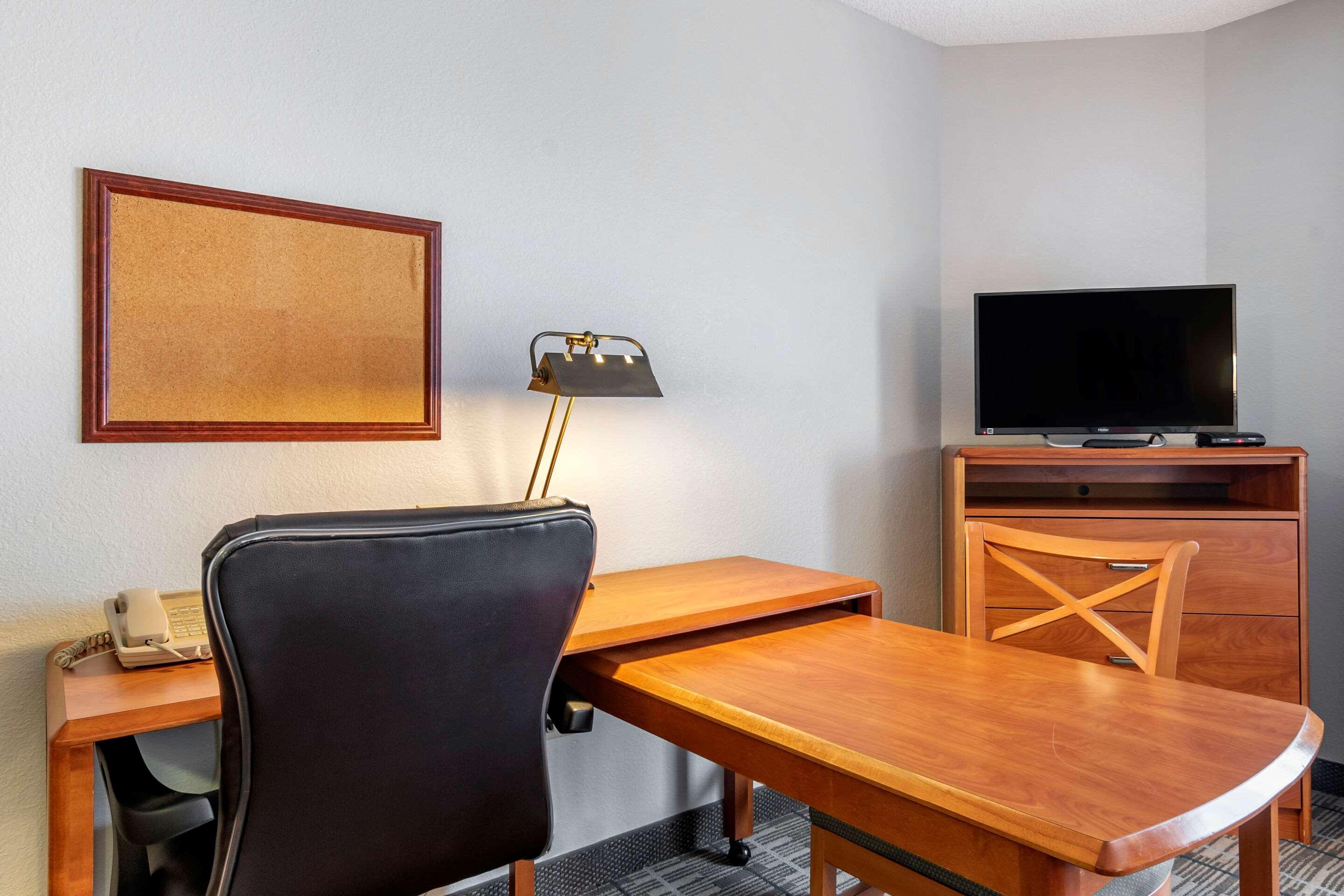 Mainstay Suites Емпория Екстериор снимка