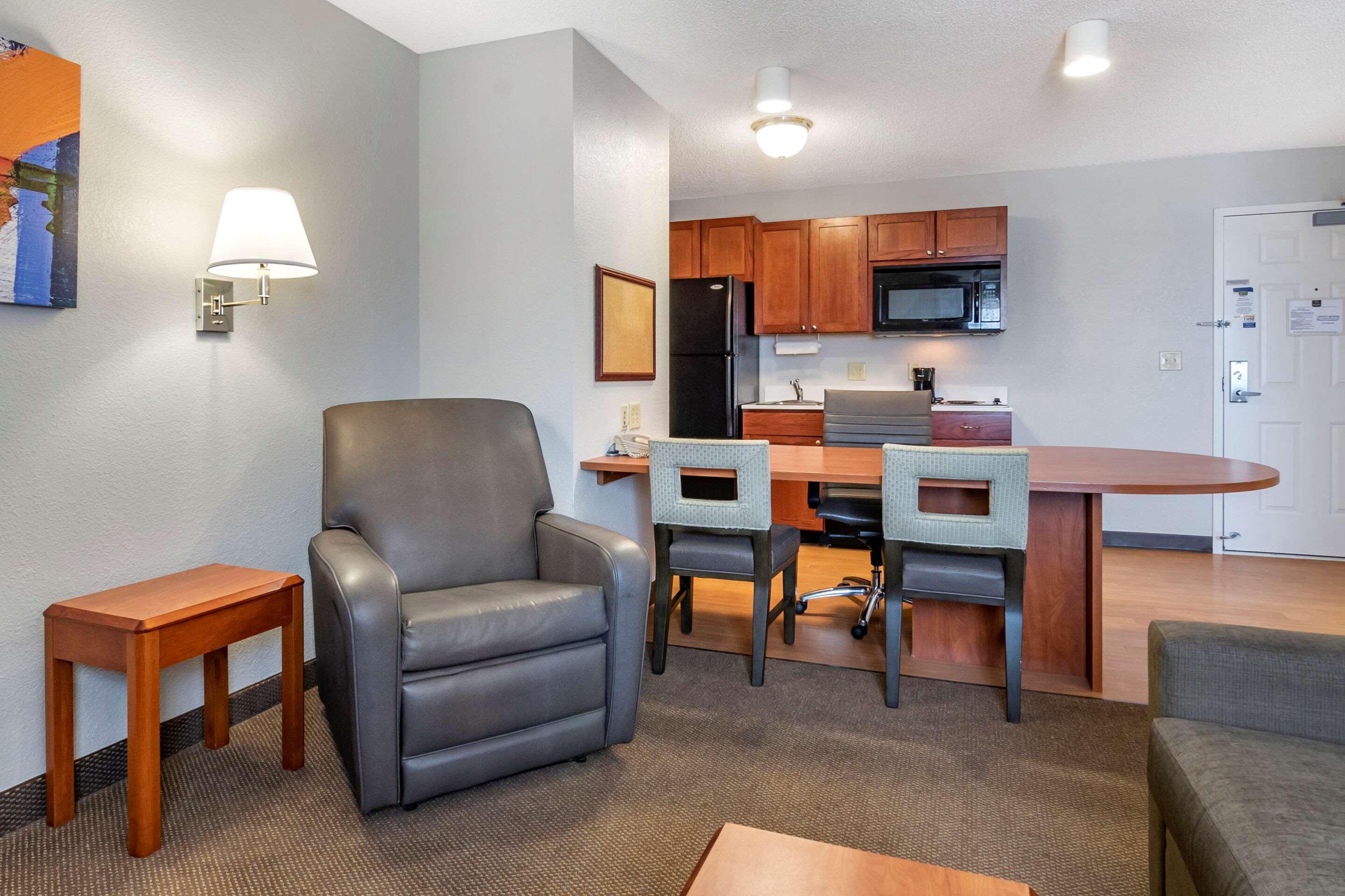 Mainstay Suites Емпория Екстериор снимка